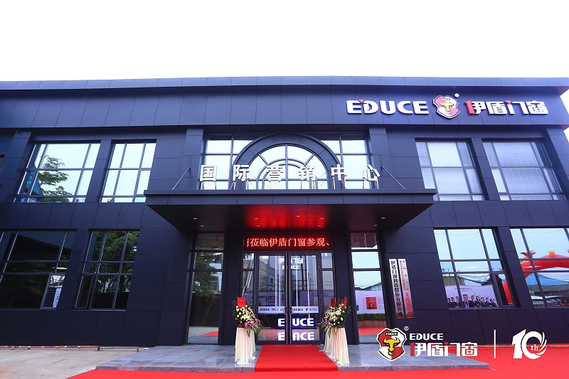 肩負著“讓生活遠離噪音，讓家庭擁有安全”企業(yè)使命的伊盾門窗，志在向人們展示一種獨創(chuàng)的生活意境，為懂得思考人生、注重提高生活質(zhì)量的上流階層提供整套門窗系統(tǒng)解決方案，讓上流階層擁有一個優(yōu)質(zhì)的家居生活環(huán)境。01 (10)