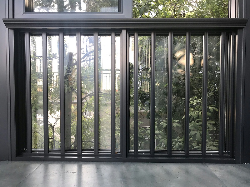 伊盾門窗兒童安全防護(hù)欄，給孩子加裝一道居家安全屏障！